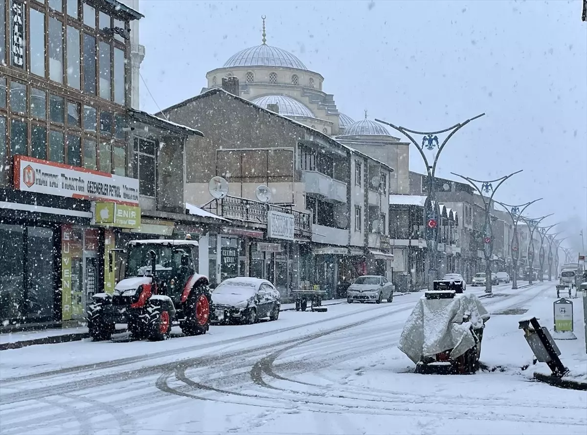 Başkale\'de İş Makinesine Çığ Düştü