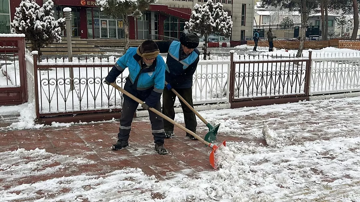 Dondurucu Kar Yağışı Ulaşımı Engelliyor