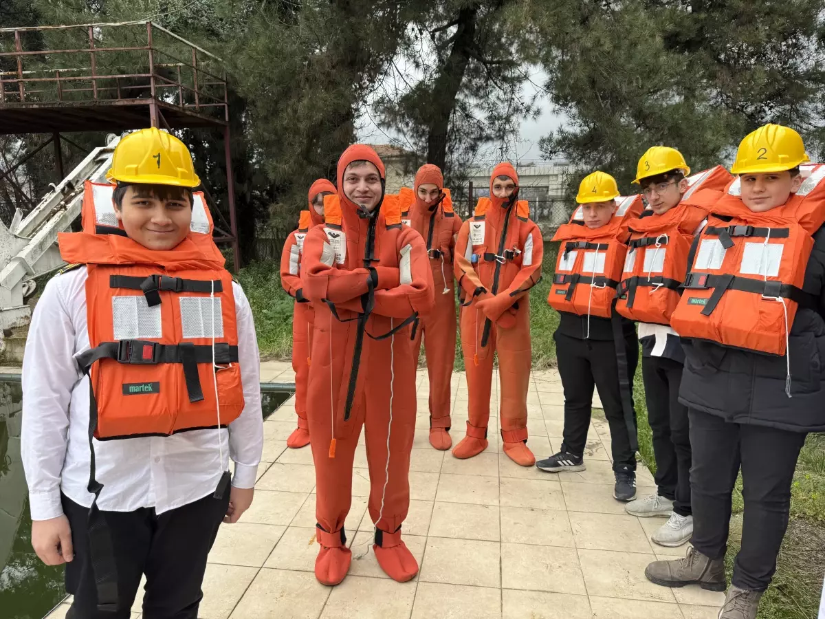 Samsun\'da Denizcilik Meslek Lisesi Öğrencilerine Canlı Kalma Eğitimi