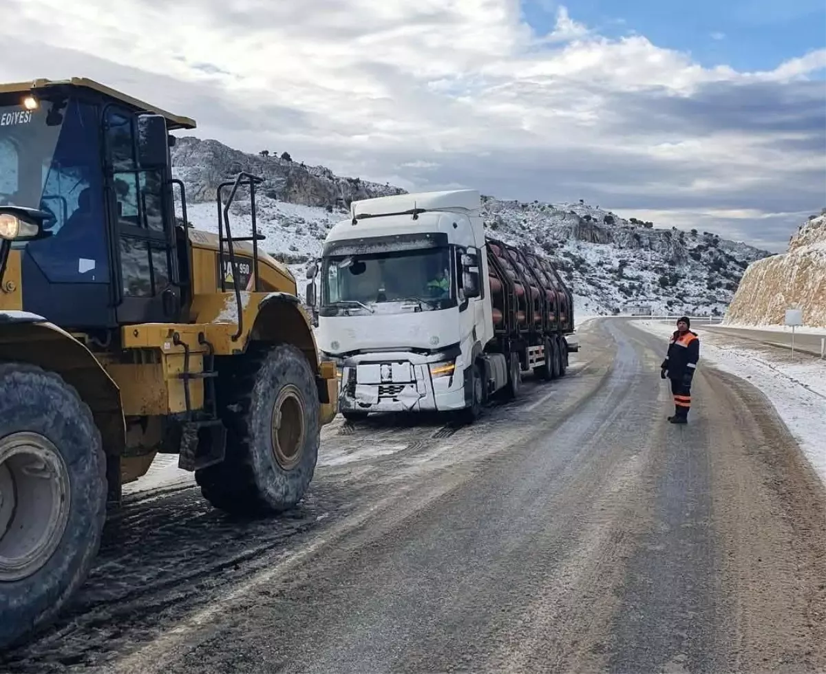 Besni\'de Kar Mağdurlarına İş Makinesi Yardımı