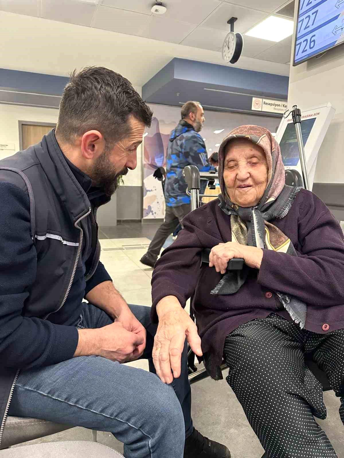 Kartepe Belediyesi\'nden Yaşlıya Hızlı Yardım: Sebile Nine\'nin Sağlık Durumu Kontrol Altında