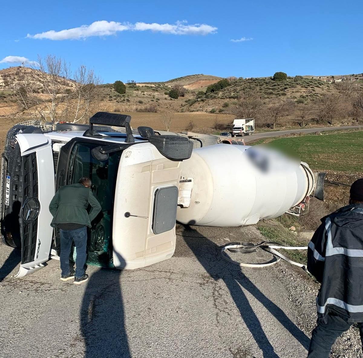Adıyaman\'da Beton Mikseri Devrildi