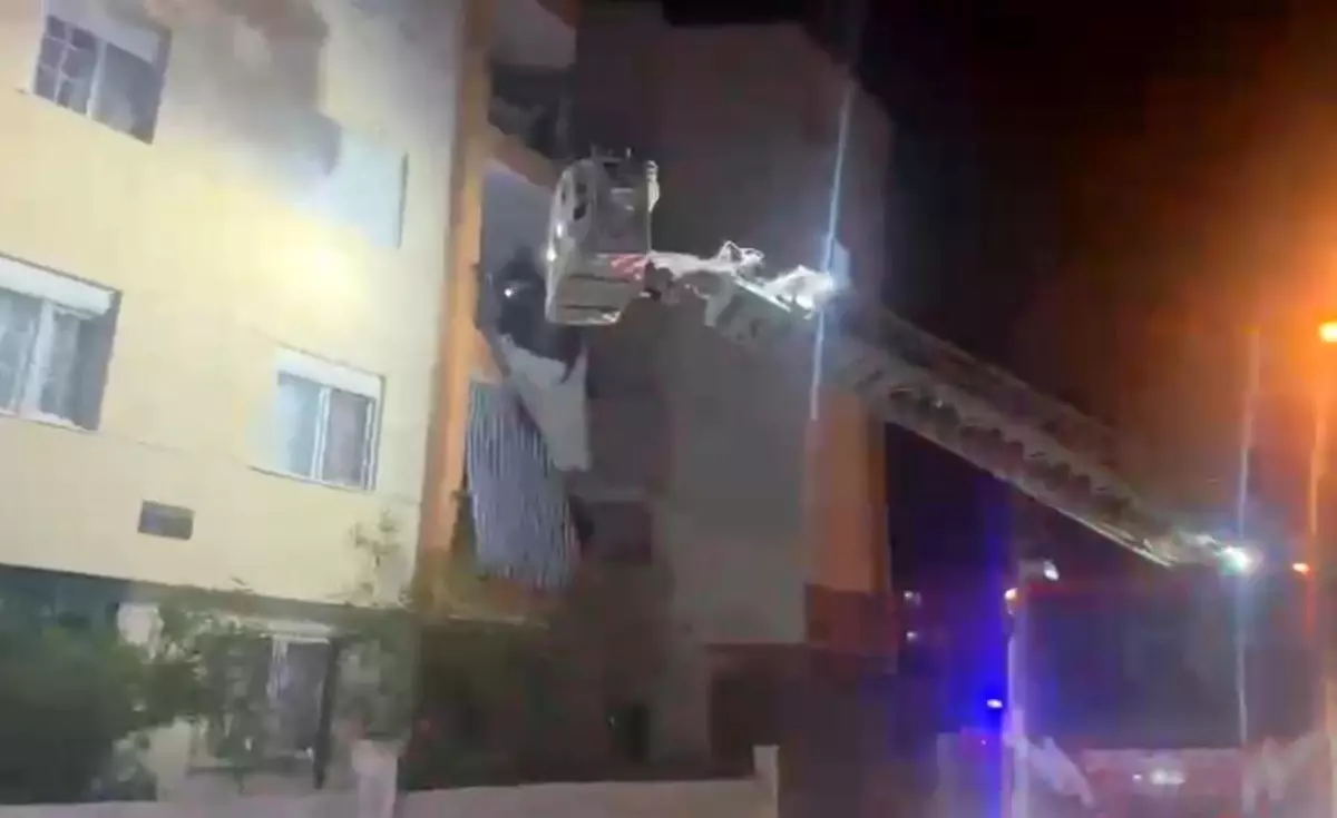 Antalya\'da Yangın: 3 Katlı Binada Mahsur Kalanlar Kurtarıldı