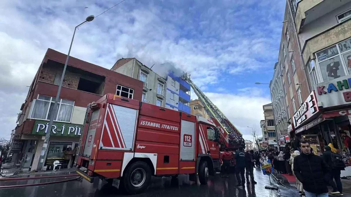 Arnavutköy\'de Çatı Yangını Korkuttu