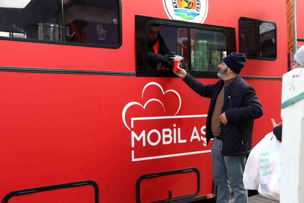 Atakum\'da Mobil Aşevi ile Ücretsiz Çorba İkramı İle Vatandaşların İçini Isıtıyor