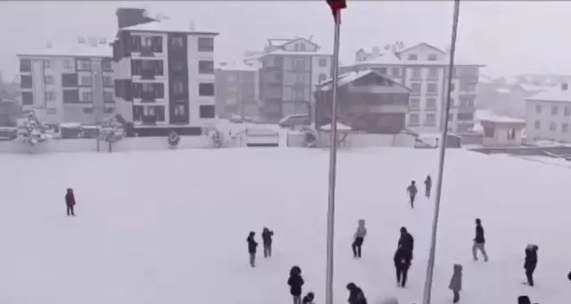 Bolu'da Okul Müdürü Öğrencileri Kar Topu Oynamaya Çıkardı