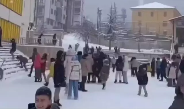 Bolu'da Okul Müdürü Öğrencileri Kar Topu Oynamaya Çıkardı