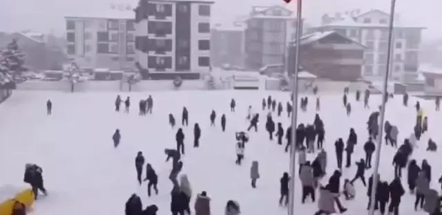 Bolu'da Okul Müdürü Öğrencileri Kar Topu Oynamaya Çıkardı