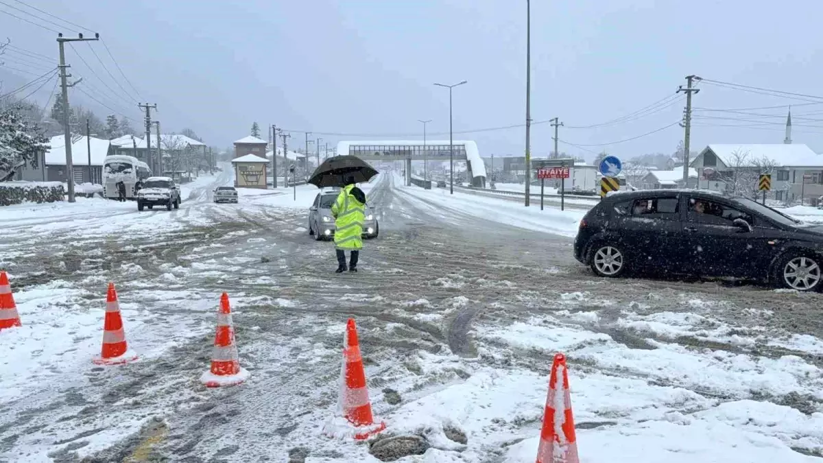 Düzce\'de Yoğun Kar Nedeniyle Bolu Dağı Kapatıldı