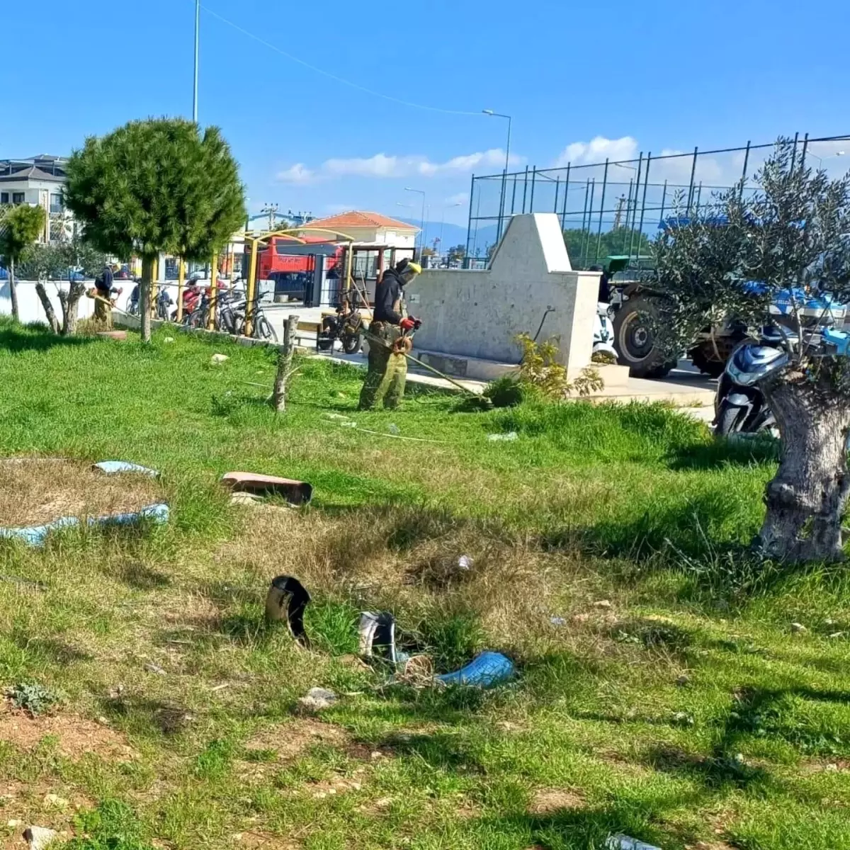 Didim Belediyesi\'nden Liselerin Bahçelerine Temizlik Çalışması