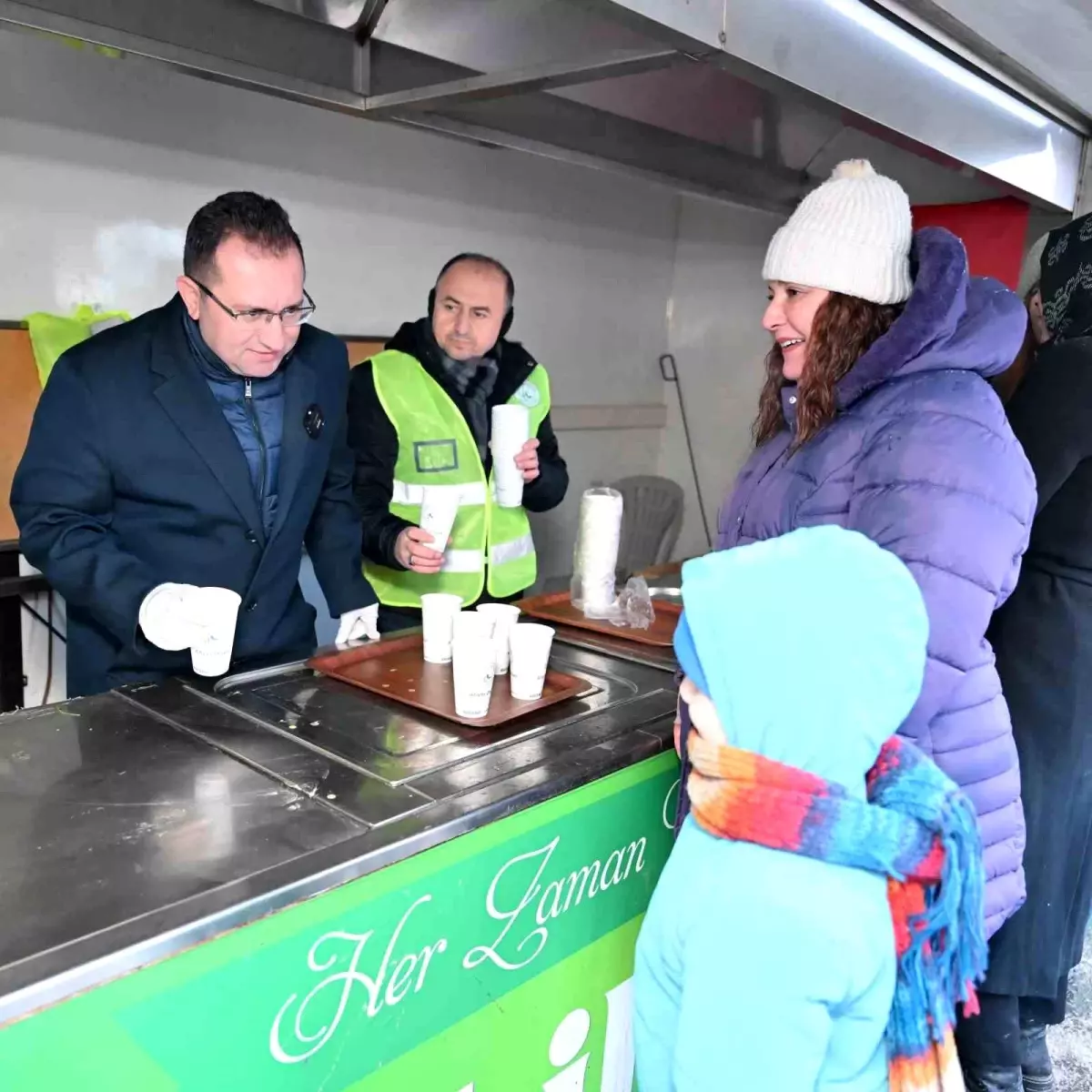 Gaziosmanpaşa Belediyesi\'nden Soğuk Havada Sıcak Çorba İkramı