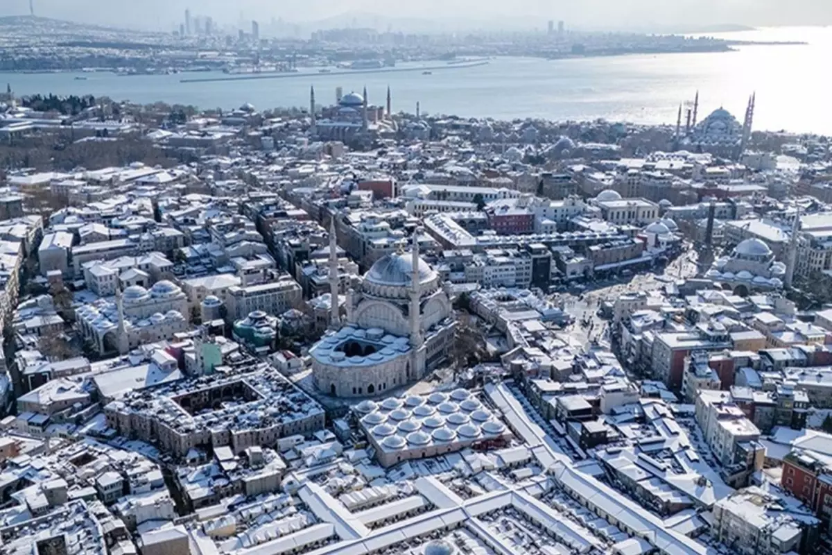 Her yer beyaza büründü! İstanbul\'da kar manzaraları