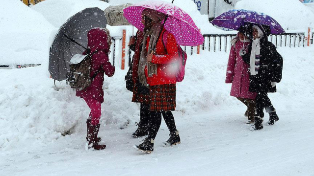 İstanbul'da kar esareti bitmeyecek gibi! Son açıklama öğrencilerin yüzünü güldürecek