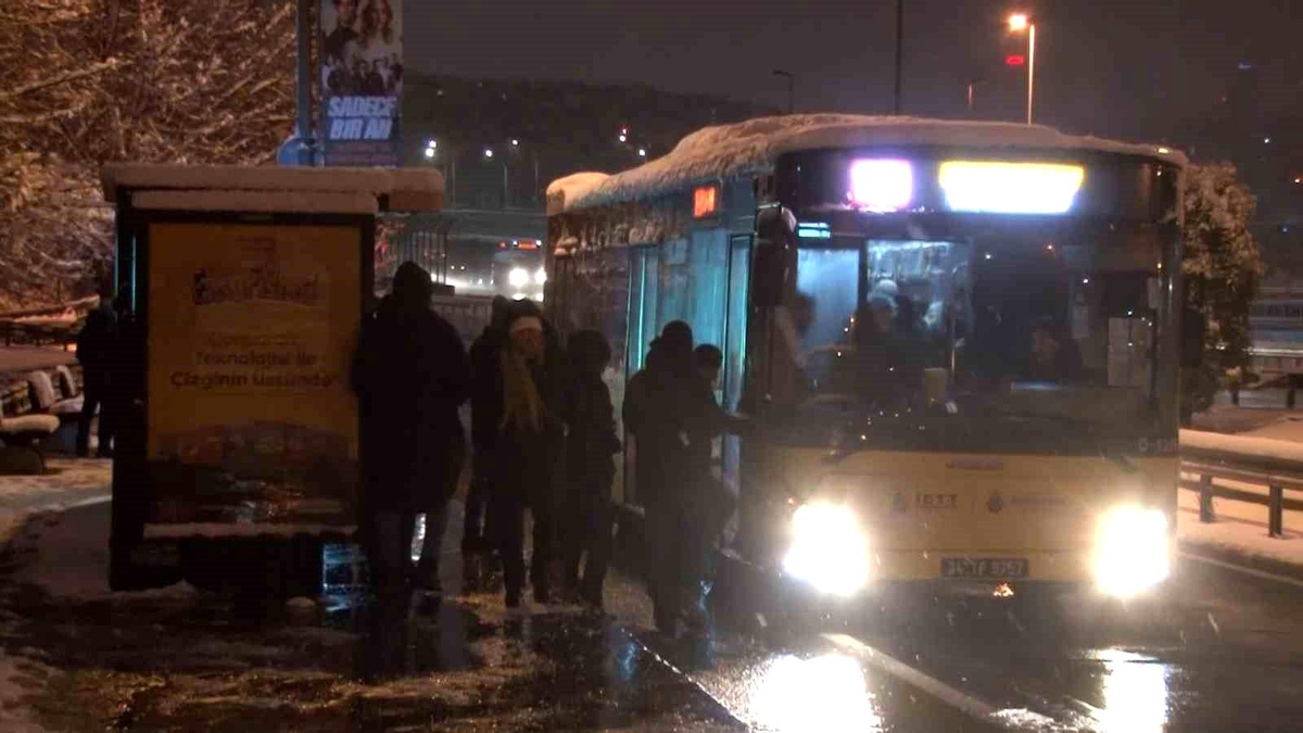 İstanbul\'da Kar Yağışıyla İşe Gidiş