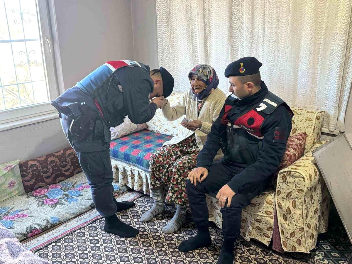 Jandarmadan 87 Yaşındaki Dudu Teyzeye Ziyaret