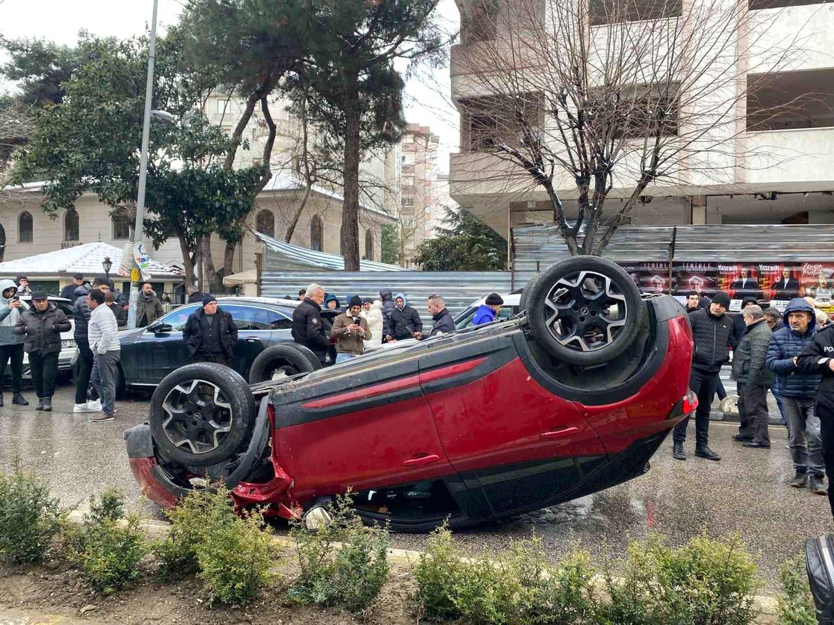Kadıköy\'de Takla Atan Araçta Sürücü Sıkıştı