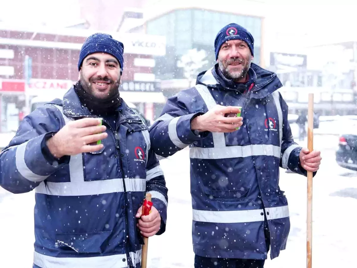 Düzce\'de Karla Mücadele Ekibine Sıcak Çay İkramı