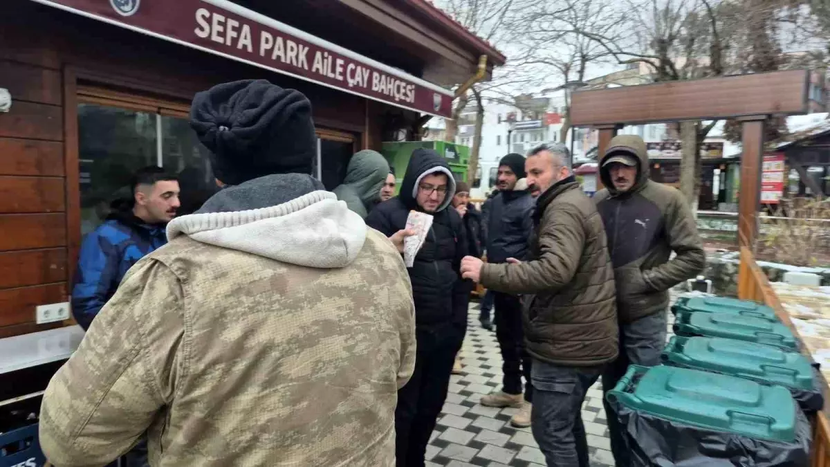 Amasra Belediye Başkanı Çakır\'dan Çalışanlara Sucuk Ekmek İkramı