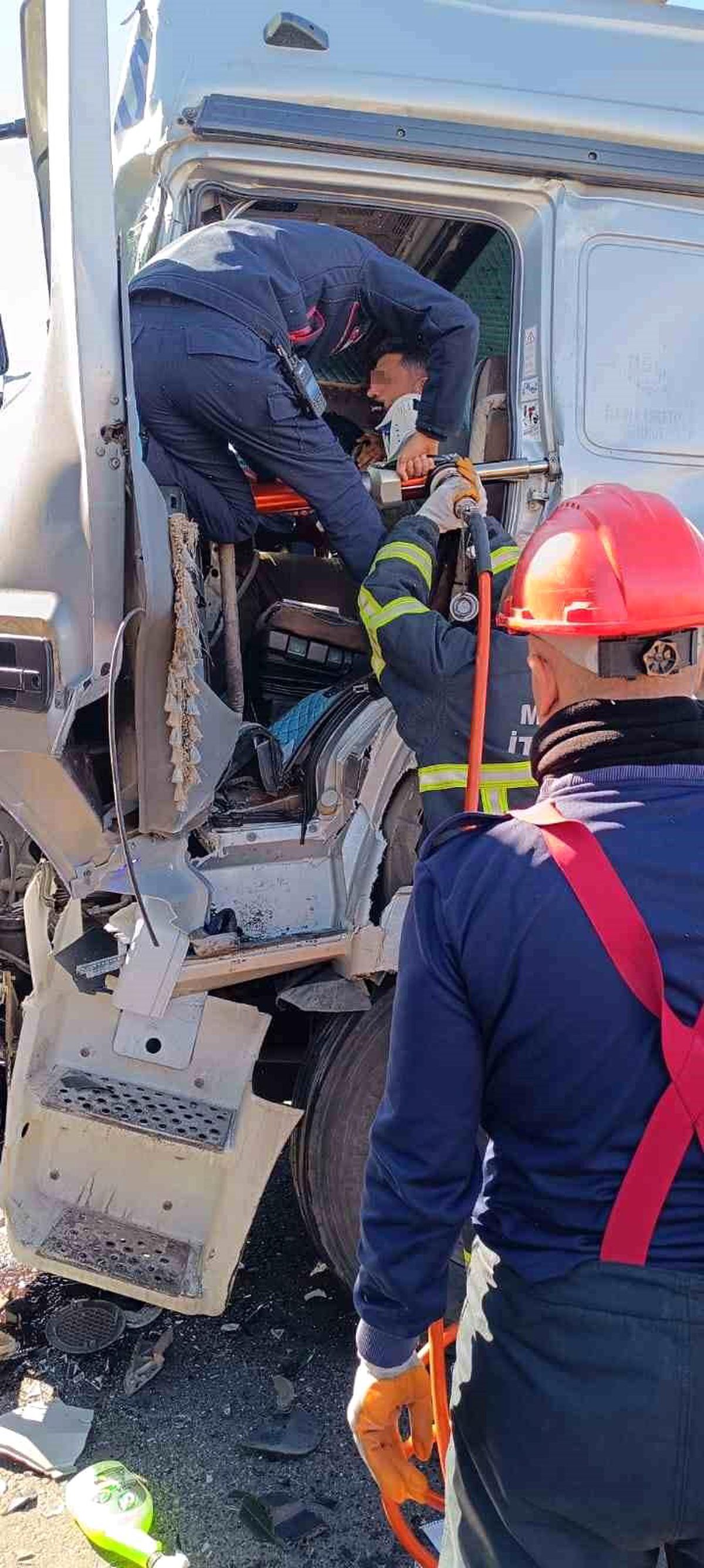 Kızıltepe\'de Tırla Çarpışan Tanker Sürücüsü Yaralandı