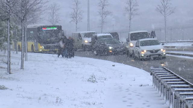 Meteoroloji İstanbul için saat verdi! İmamoğlu'ndan uyarı gecikmedi