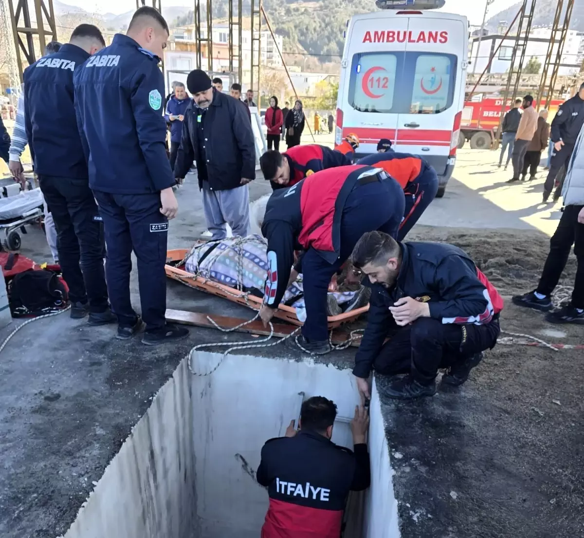 Osmaniye\'de 6 Metre Yükseklikteki Depoya Düşen Genç Kurtarıldı