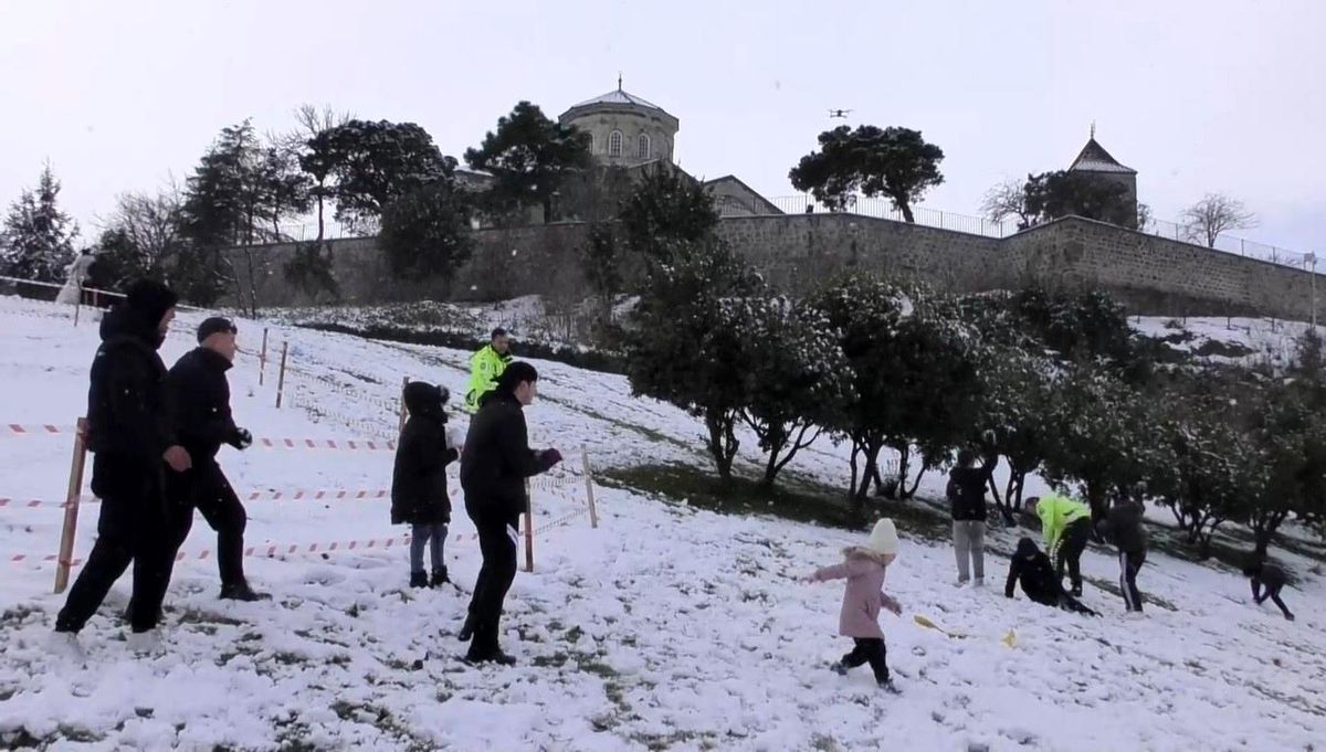Trabzon\'da Polisiyle Kar Keyfi