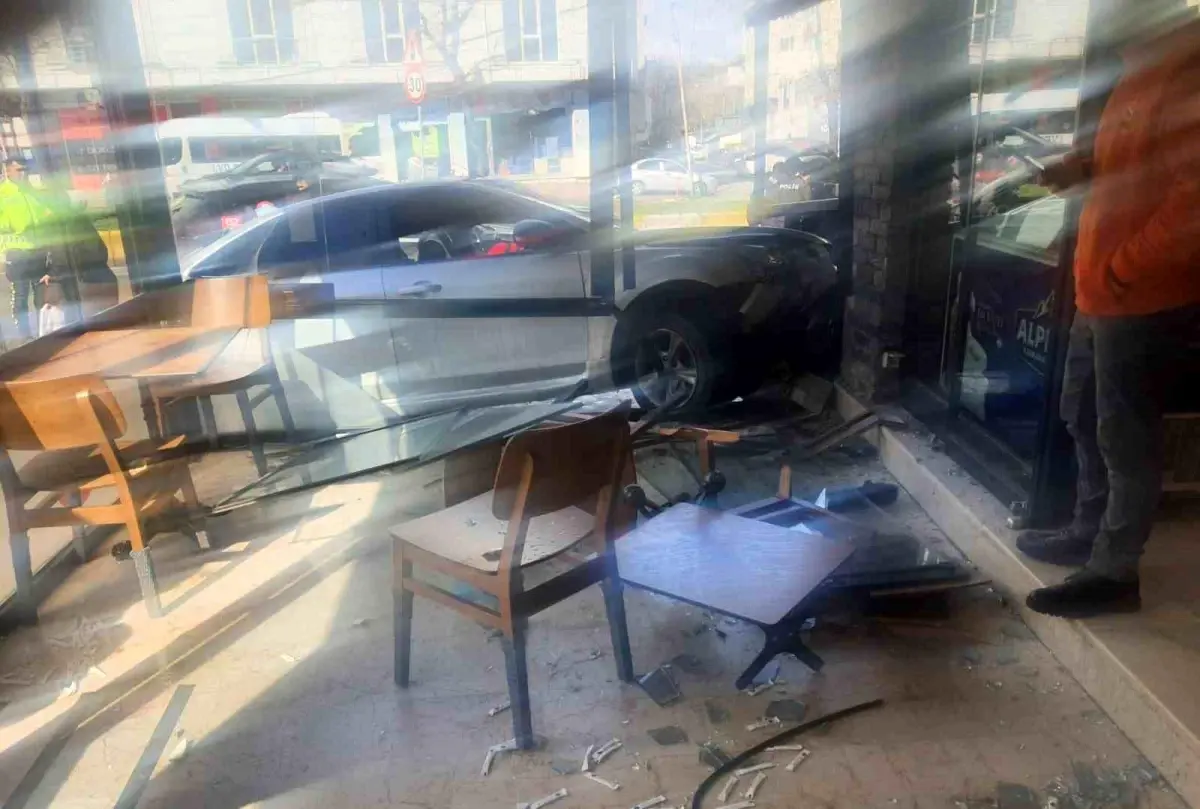 Esenyurt\'ta Polis Takibinden Kaçış Kazayla Bitti