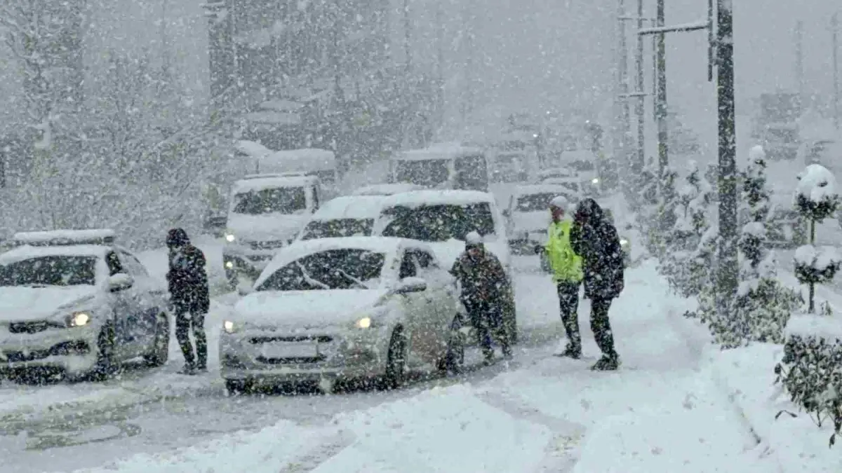 Düzce\'de Kar Yağışı Trafiği Olumsuz Etkiledi