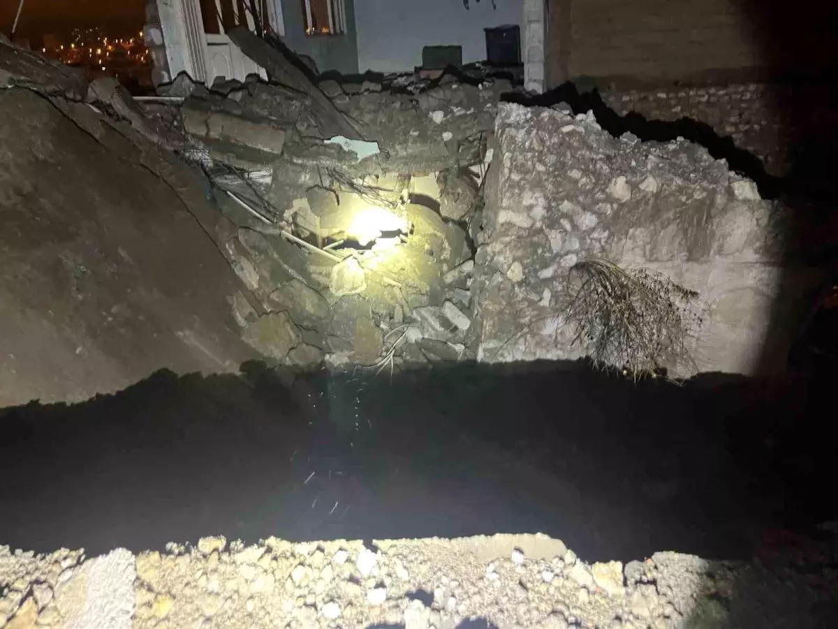 Siirt\'te Metruk Bina Çöktü