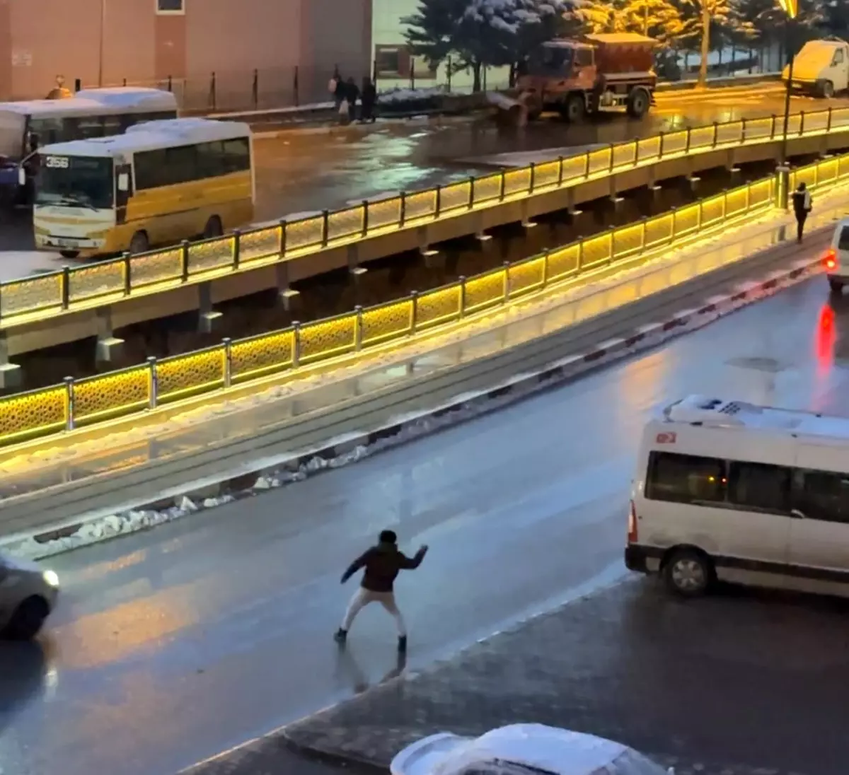 Tokat\'ta Çocuklardan Tehlikeli Kar Topu Oyunu