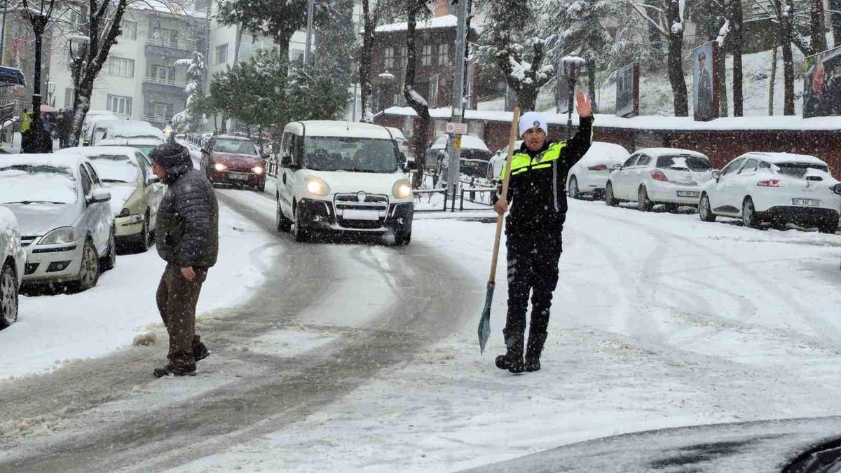 Bartın\'da Polis, Buzlu Yolda Trafiği Yönlendirdi