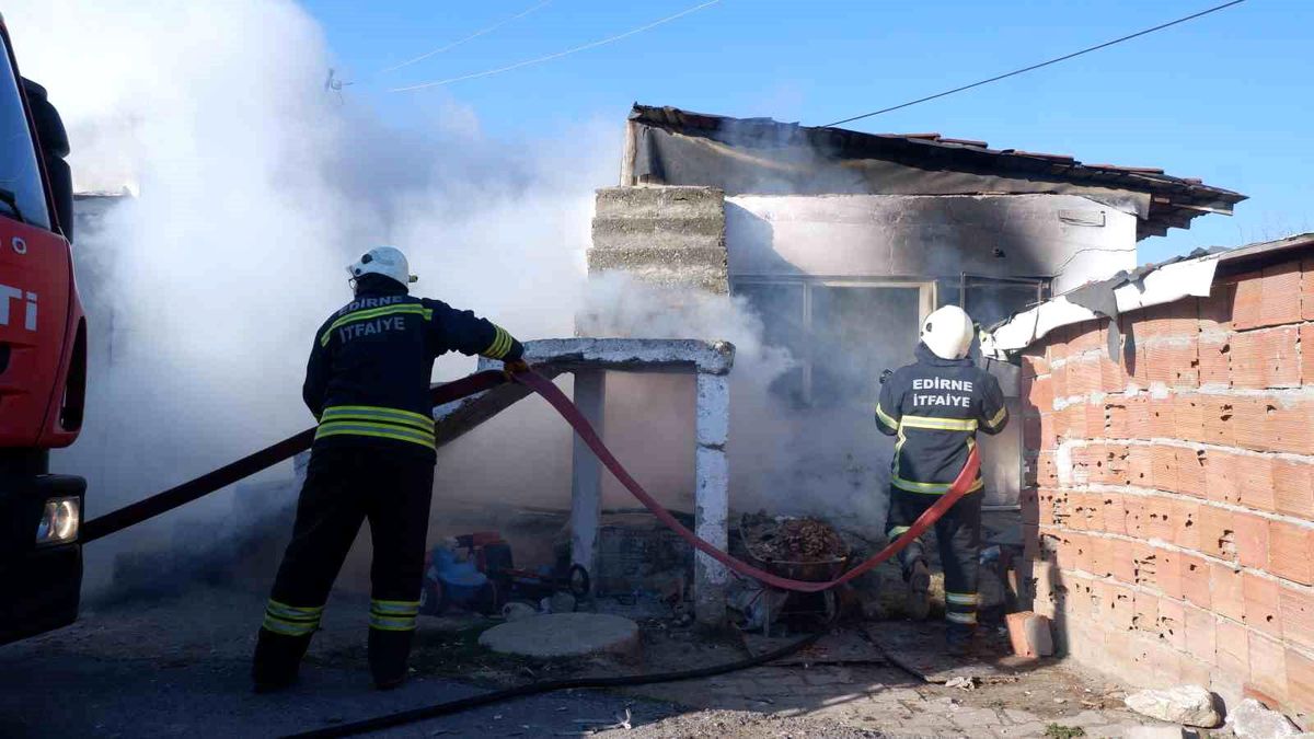 Edirne\'de Müstakil Ev Yanarak Kullanılamaz Hale Geldi