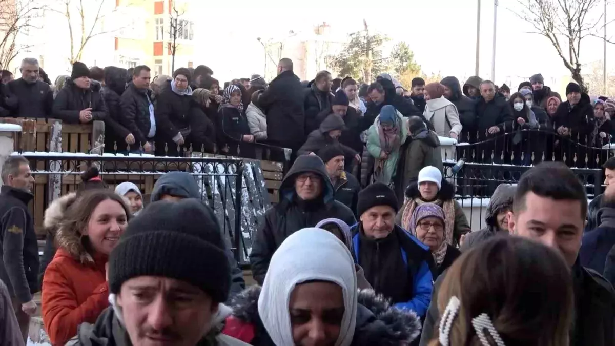 Bursa\'da Dondurucu Soğukta Alışveriş İzdihamı