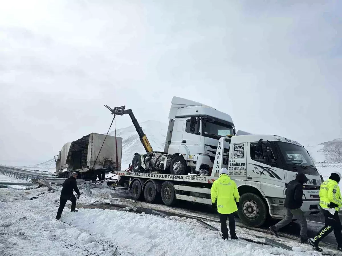 Cam Yüklü Tır Buzlanmadan Devrildi