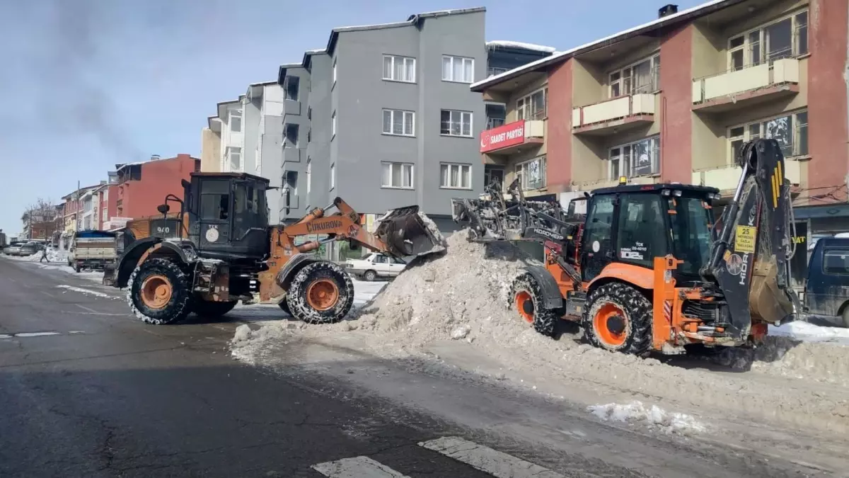 Aşkale\'de Karla Mücadele Çalışmaları Hız Kesmeden Devam Ediyor