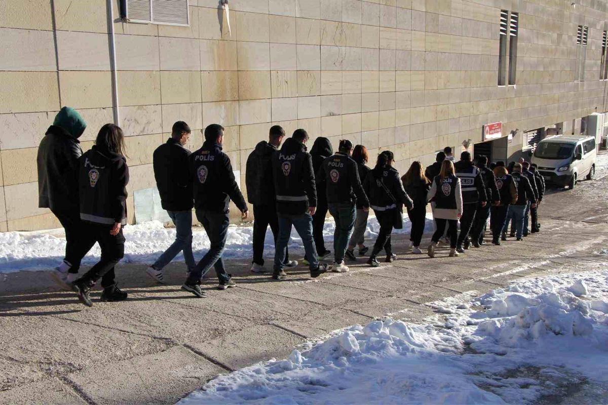 Elazığ\'da Dolandırıcılık Operasyonu: 21 Şüpheli Yakalandı