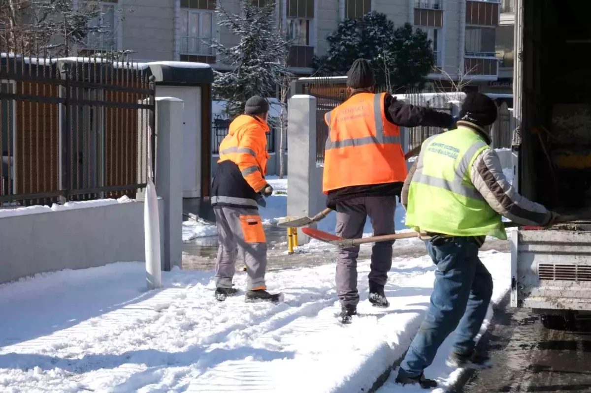 Esenyurt Belediyesi Kar Yağışına Karşı Seferberlik Başlattı