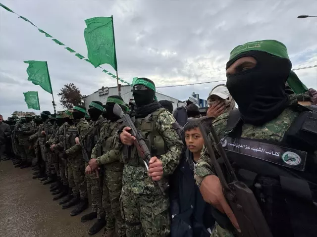 Gazze'de ateşkesin ilk aşamasında son takas! Hamas 2 esiri Kızılhaç'a teslim etti