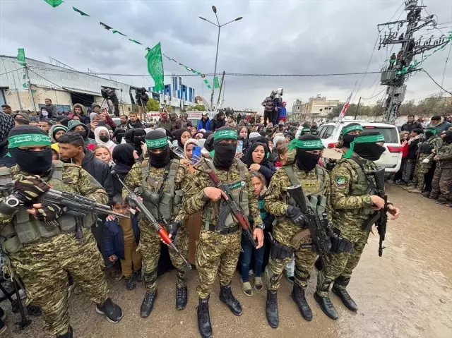 Gazze'de ateşkesin ilk aşamasında son takas! Hamas 2 esiri Kızılhaç'a teslim etti