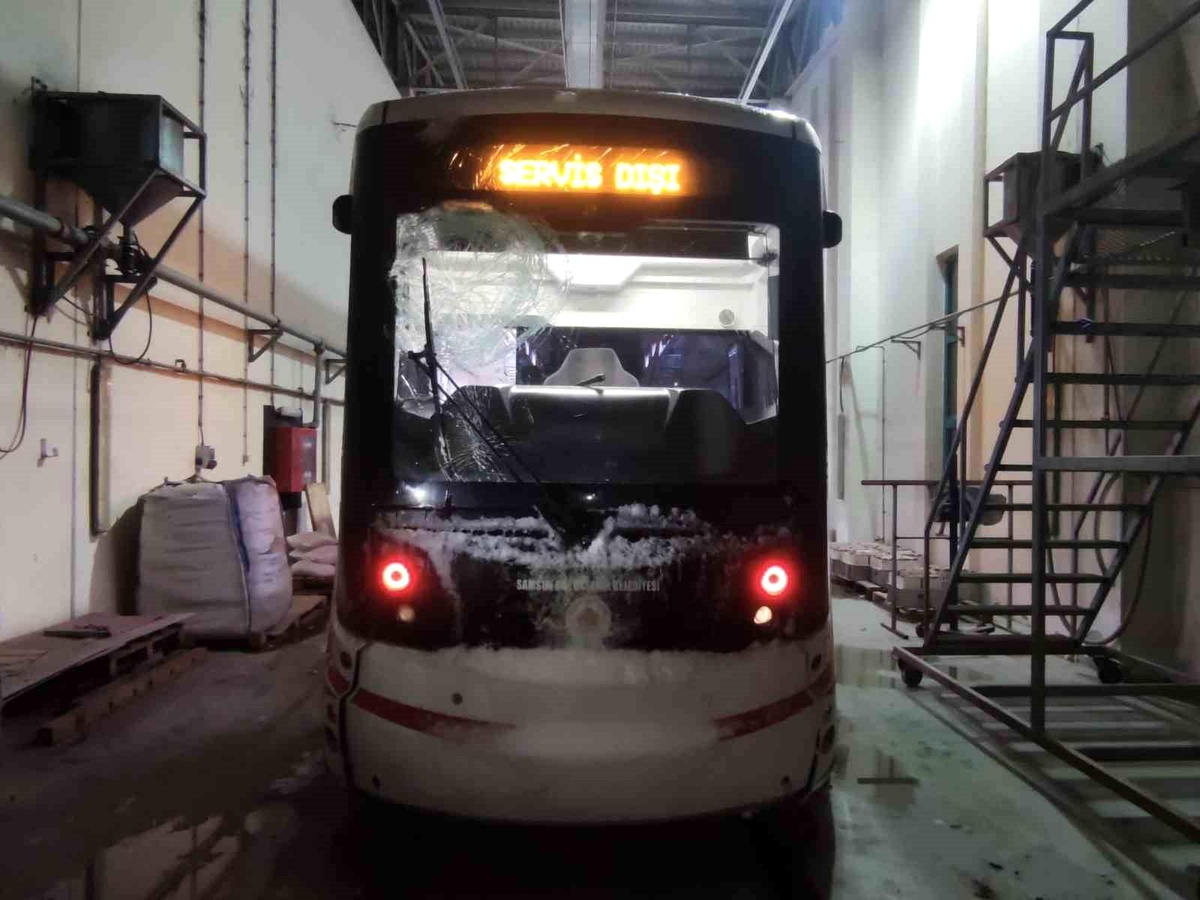 Samsun\'da Kartopu Eğlencesi Tramvayı Servis Dışı Bıraktı