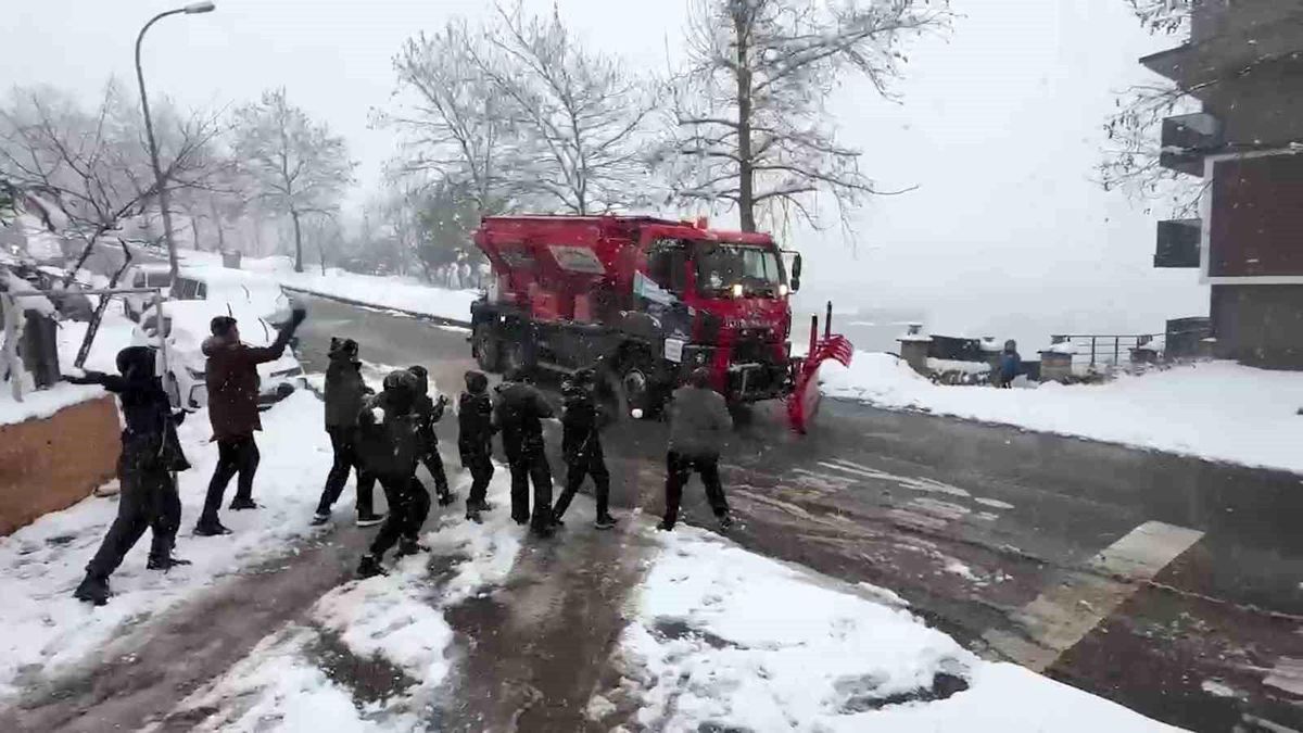Kocaeli\'de Çocuklar Kar Küreme Araçlarına Saldırdı