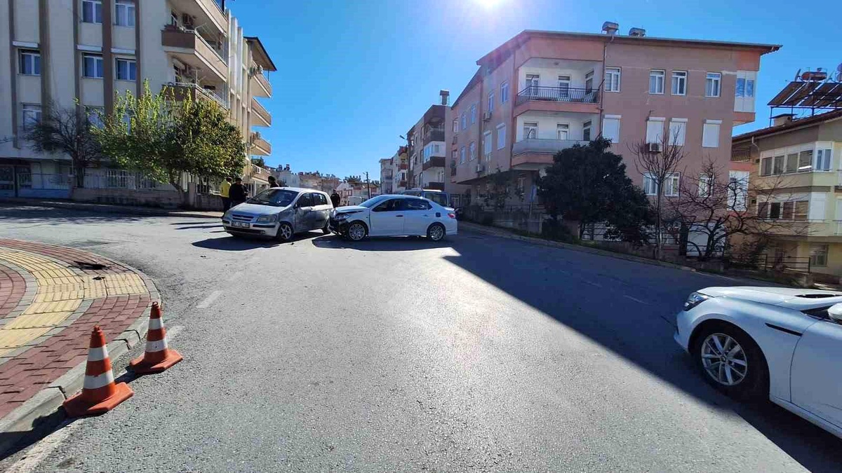 Manavgat\'ta Trafik Kazası: Sürücü Yaralandı