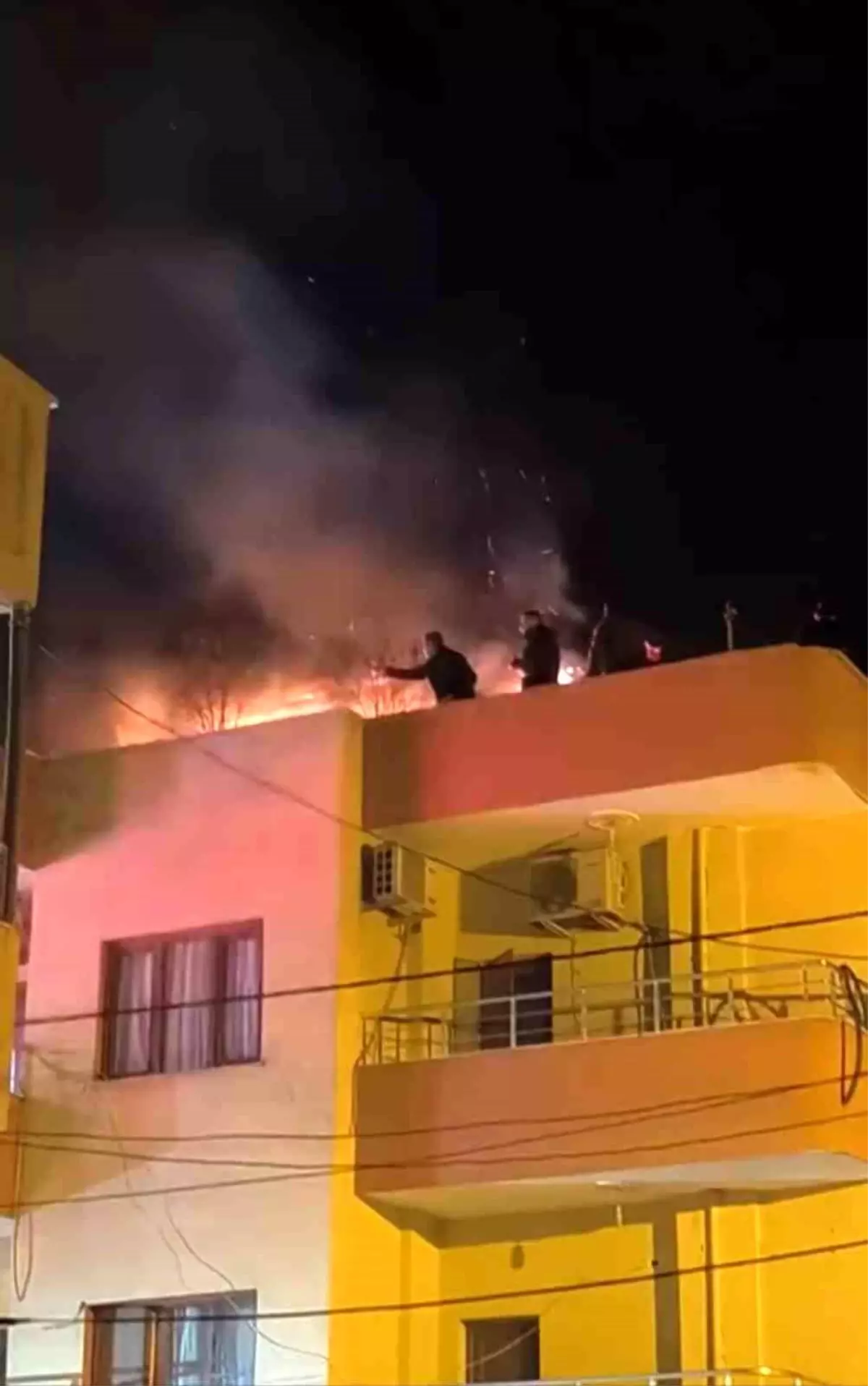 Kızıltepe\'de Teras Yangını