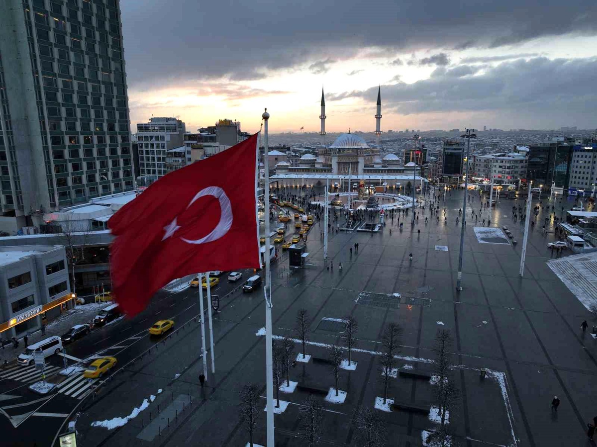 İstanbul\'da Kartpostallık Kar Manzarası