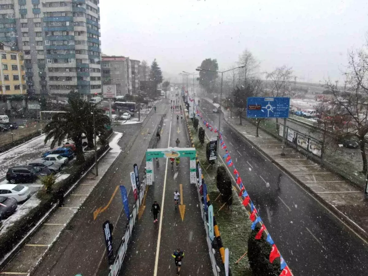 Trabzon Yarı Maratonu\'nda Barışa Koşuldu