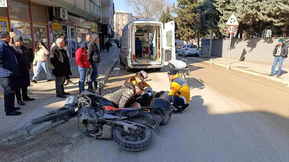 İnegöl\'de Motosiklet Kazası: Sürücü Arkadaşını Teselli Etti