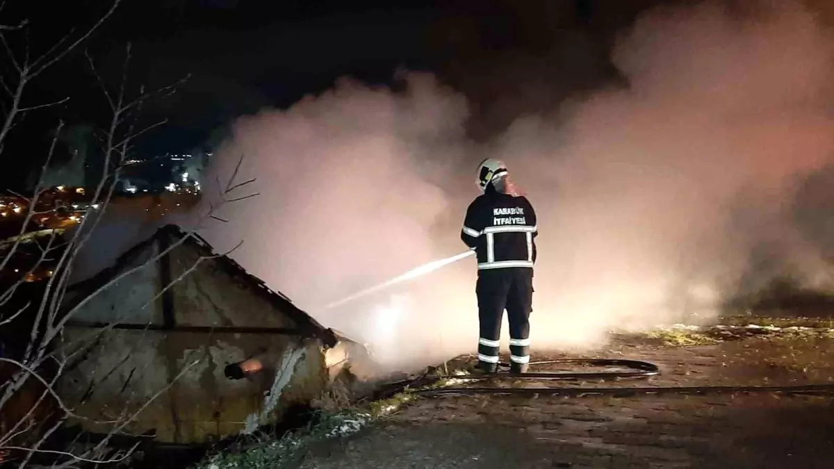 Karabük\'te Gece Yangınları: Müstakil Ev Kül Oldu