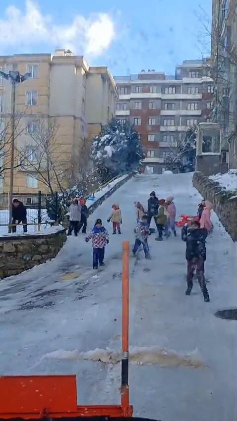 Karın temizlenmesini istemeyen çocuklar kar küreme aracını kar topu ile püskürttü