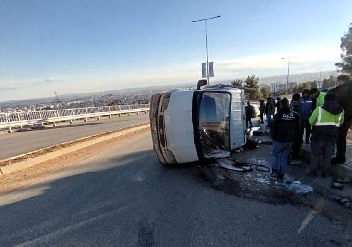 Adıyaman\'da Kamyonet Devrildi