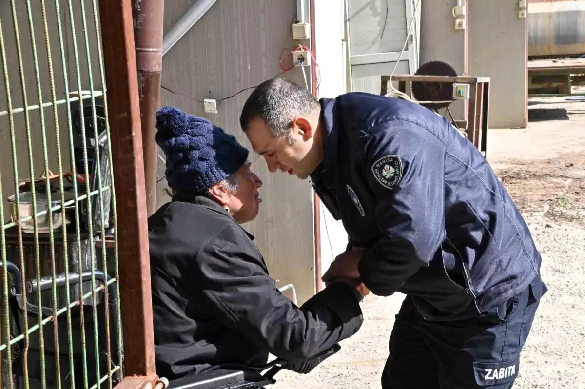 Manisa Zabıta Personeli, Engelli Kadını Sırtında Taşıyarak Evine Ulaştırdı